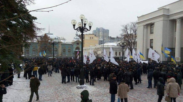 Под стенами Верховной Рады митингуют за отставку Авакова
