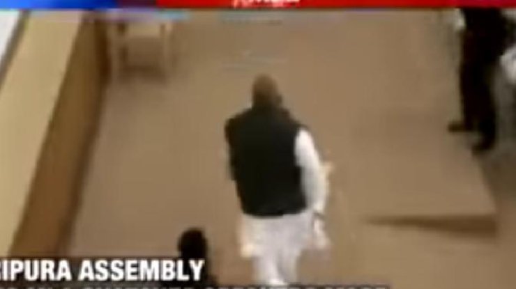  В Индии политик сбежал с заседания законодательного собрания (фото: скриншот)