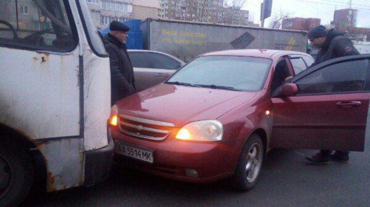 В Киеве авто без водителя врезалось в маршрутку 