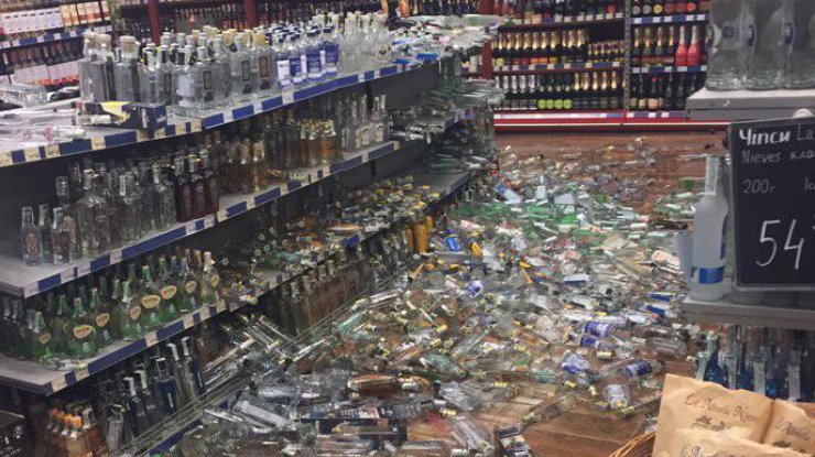 В тернопольском супермаркете обрушились огромные стеллажи с алкоголем (фото: vk.com/ternopil)