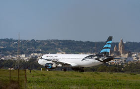 Захватчики самолета отпустили всех пассажиров. Фото: Sky News Arabia