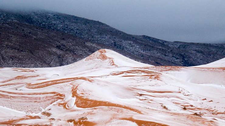 NASA показало уникальное фото сугробов в пустыне Сахара