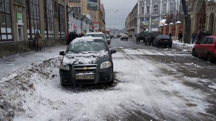 В Харькове на припаркованные автомобили упала ледяная глыба. Фото из соцсетей