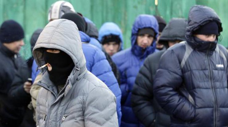 Киевляне сдали в полицию участников зачистки рынка (фото: eveningkiev.com)