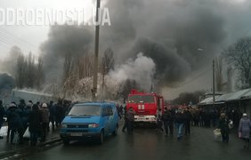 Пожар охватил товарные склады, павильоны секонд-хенда