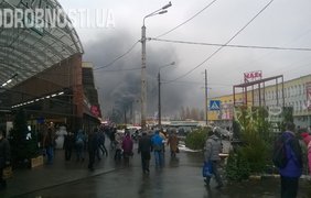 Пожар охватил товарные склады, павильоны секонд-хенда