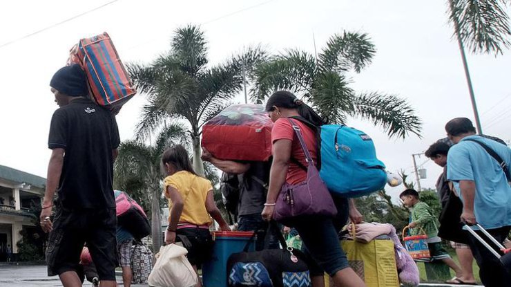 Тайфун на Филиппинах: людей массово эвакуируют 