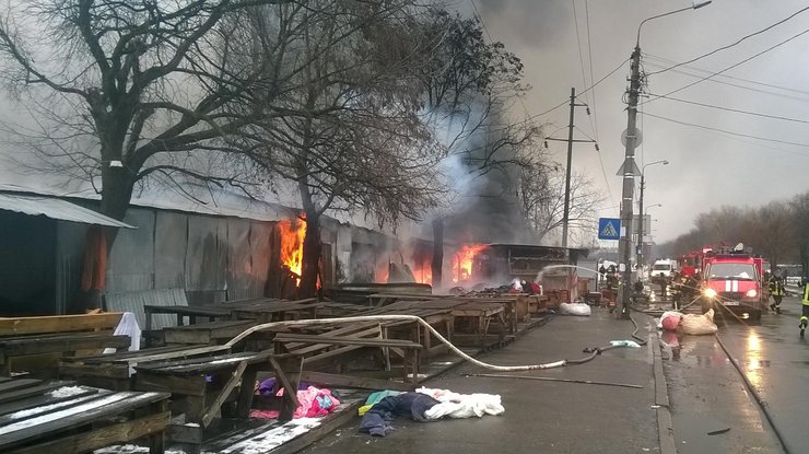 В Киеве на станции метро "Лесная" горит рынок