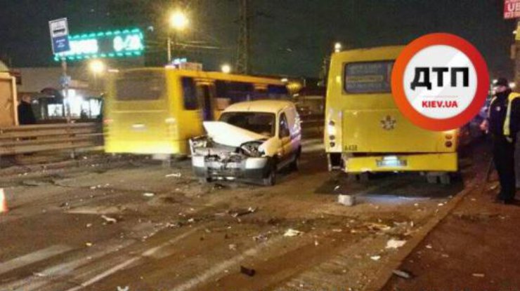 В Киеве пьяный водитель на иномарке врезался в маршрутку