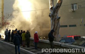 В Киеве горит жилой дом. Фото: Евгений Опанасенко