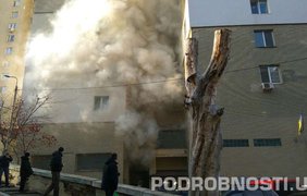 В Киеве горит жилой дом. Фото: Евгений Опанасенко