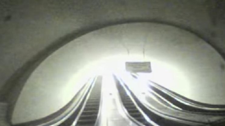 Квадракоптер в киевском метро: уникальные кадры жизни "подземки" (фото: скриншот) 