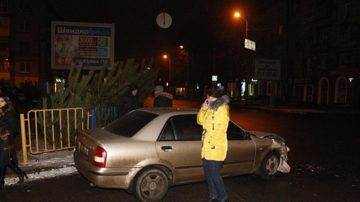 В Днепре из-за елок произошла серьезная авария. Фото: informator.dp.ua