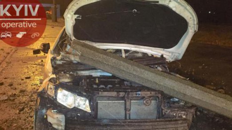 В Киеве водитель не справился с управлением и снес столб