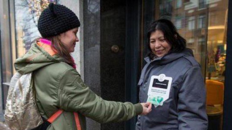 В Нидерландах бездомных научили принимать милостыню с кредиток