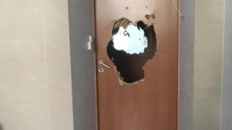 В Одессе волонтерам пробили дыру в дверях офиса