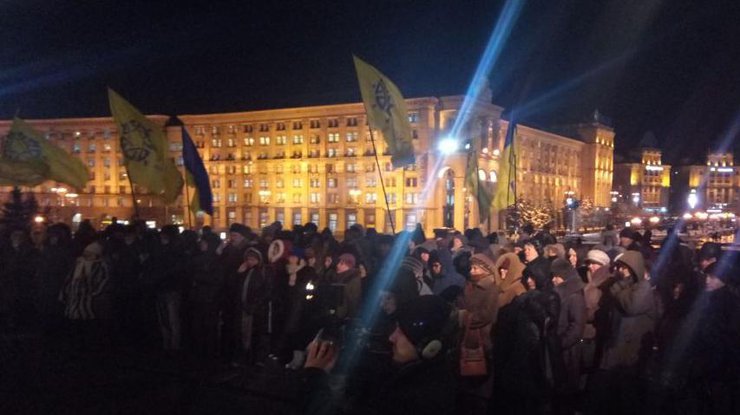 Сотни людей пришли к Кабмину требовать отставки Авакова