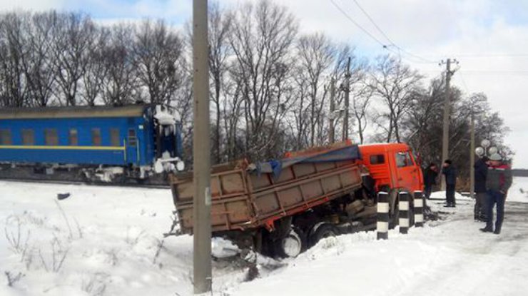 В Хмельницкой области пассажирский поезд столкнулся с грузовиком
