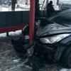 В Киеве водитель из-за гололедицы влетел в остановку (фото)