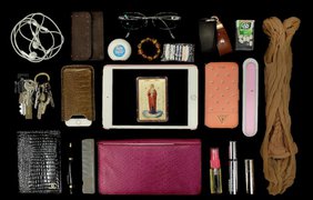 Что женщины носят в сумочке: 15 впечатляющих фото (фото ADME)