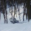 Во Львове автомобиль слетел в "пропасть" и перевернулся (фото) 