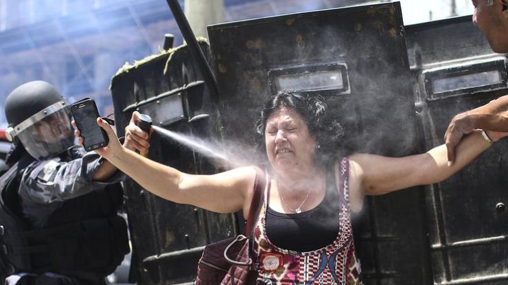 Протесты в Рио: людей разгоняют слезоточивым газом и пулями