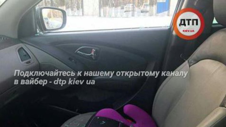 В Киеве на глазах у водителя разбили стекло и украли сумку