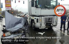 Смертельное ДТП в Киеве: фура уничтожила легковое авто (фото: dtp.kiev.ua)