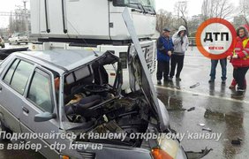 Смертельное ДТП в Киеве: фура уничтожила легковое авто (фото: dtp.kiev.ua)