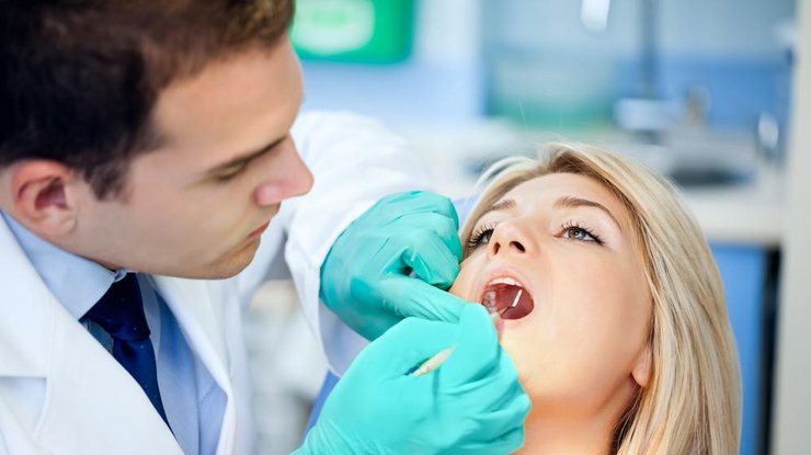 Стоматологи назвали главную причину, почему желтеют зубы 