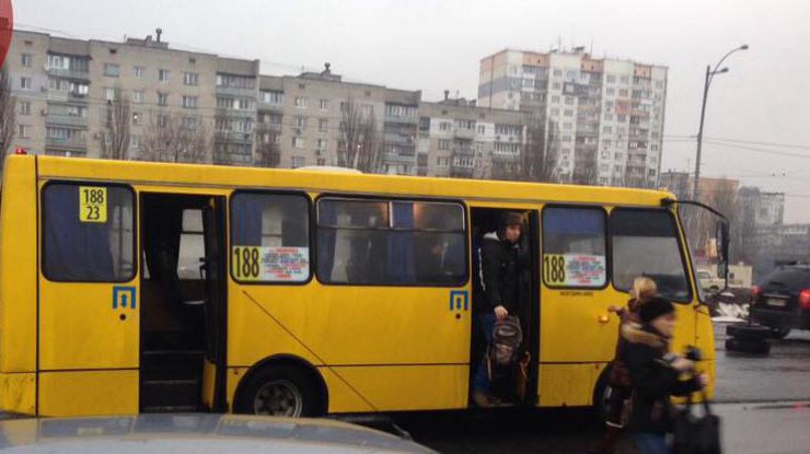 У киевской маршрутки на ходу отлетели колеса (фото: "Киев оперативный")