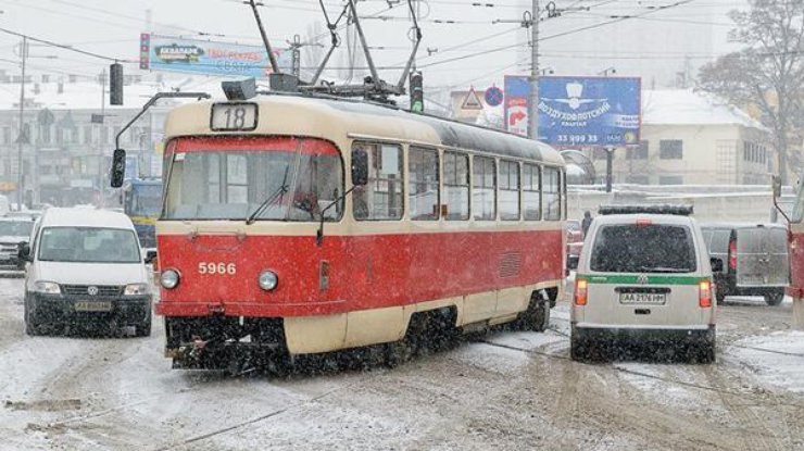 В Киеве пассажиру трамвая прострелили ноги 