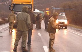 В Закарпатье устроили блокаду грузовикам России. Фото: mukachevo.net