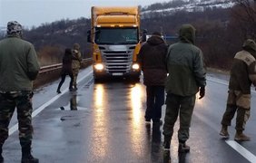 В Закарпатье устроили блокаду грузовикам России. Фото: mukachevo.net