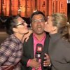 Флешмоб: телерепортеров целуют и обнимают в прямом эфире