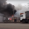 В Одессе во время масштабного пожара на СТО пострадали люди (видео)