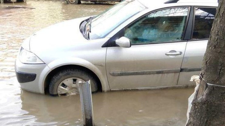 В Одессе потоп из-за аварии в канализации
