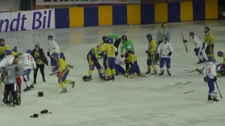 На чемпионате мира по хоккею команда из Монголии подралась с украинцами