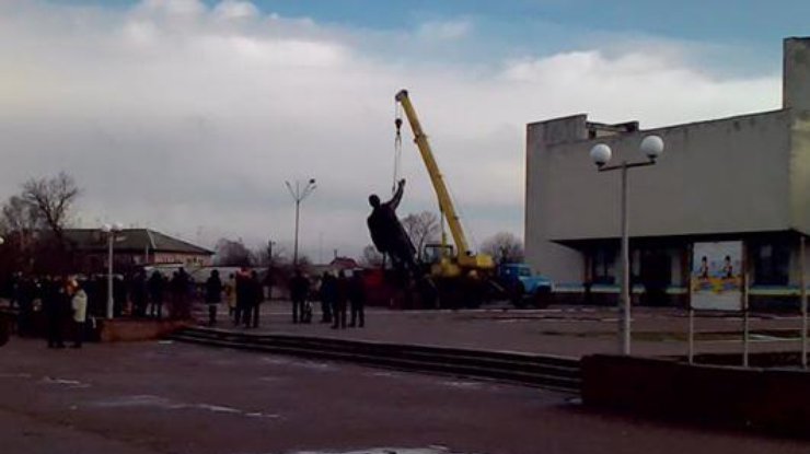 В городе Щорс Черниговской области демонтировали памятник Владимиру Ленину