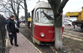 В Киеве трамвай сошел с рельсов и вылетел на обочину