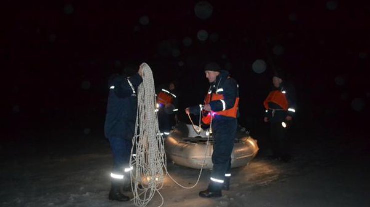 Под Киевом спасли 11 рыбаков с отколотой льдины