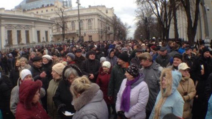Участники акции протеста требуют отставки правительства Арсения Яценюка