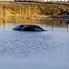 В Днепропетровске машина утонула на дороге (видео)