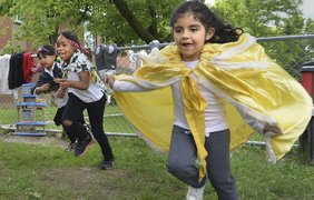 В Канаде воспитатели стараются проводить с детьми как можно больше времени на улице. На фото дети играют в супергероев в одном из детских садов Торонто
