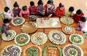 Китай. Дети по всей стране лепят пельмени в честь праздника зимнего солнцестояния