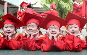 Китай. А это выпускники экспериментального детского сада в городе Чунцин