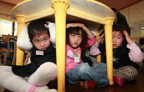 Южная Корея. В тот год землетрясение задело и Южную Корею. В детском саду в Сеуле дети прятались под стол во время толчков   