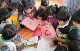 Япония. Воспитанники детского сада Фукусимы рассматривают письма детей из Доминиканской Республики, как поддежка после землетрясения 