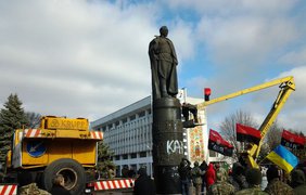 В Днепродзержинске снесли огромную статую Дзержинского