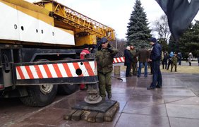 В Днепродзержинске снесли огромную статую Дзержинского